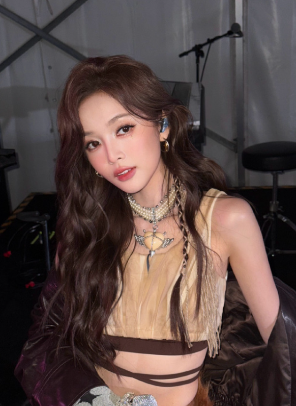 吴宣仪的演唱会妆造，觉得这小性感的妆造如何？