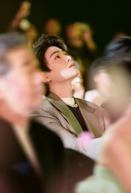 2025最后一天街头大排长龙，凑近才知道是丁禹兮粉丝参与四城全息合影逆应援，这阵