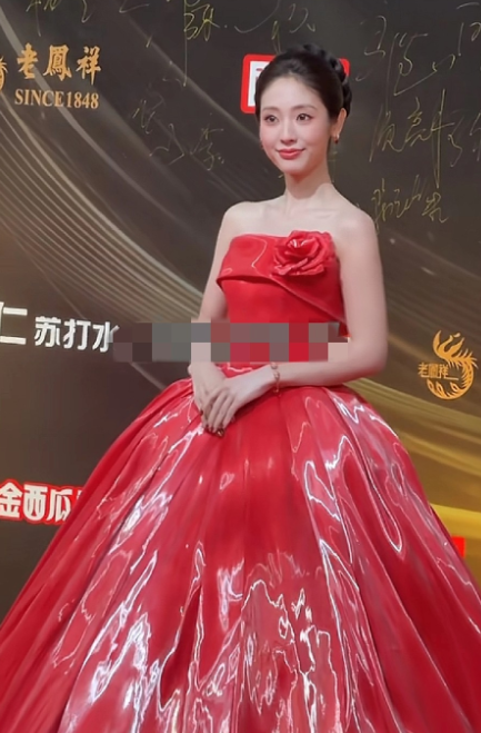 邢菲这家伙给人的感觉就是与世无争傻傻的又可爱，表演很不错的