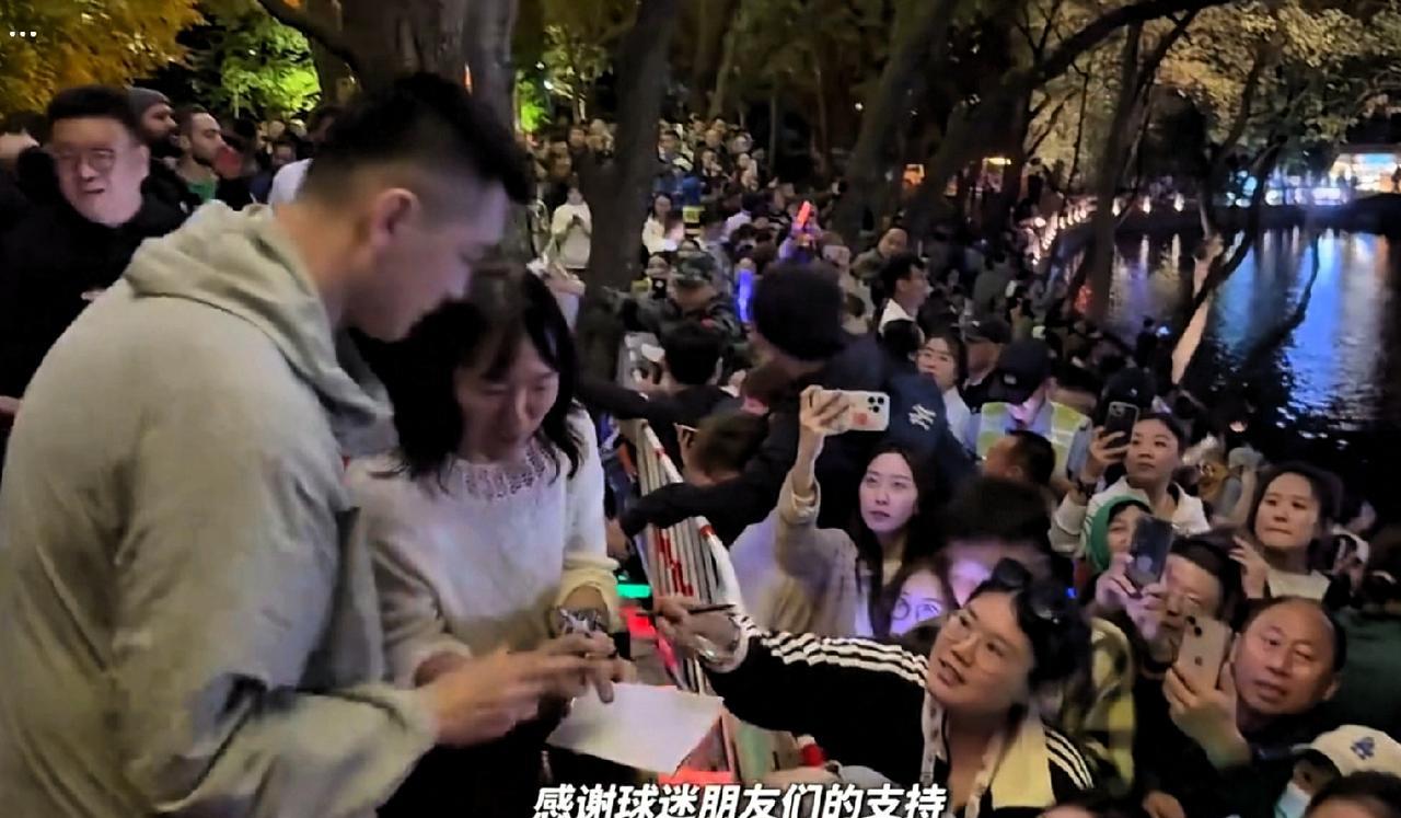 恕我直言！辽宁男篮自从张镇麟出走后，杨鸣人气不减，小刘总安排团建活动集体夜游千山