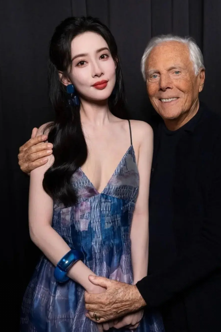 终于搞明白了

为什么当时阿玛尼创始人要这样抱着孟子义

今年2月底，孟子义穿紫