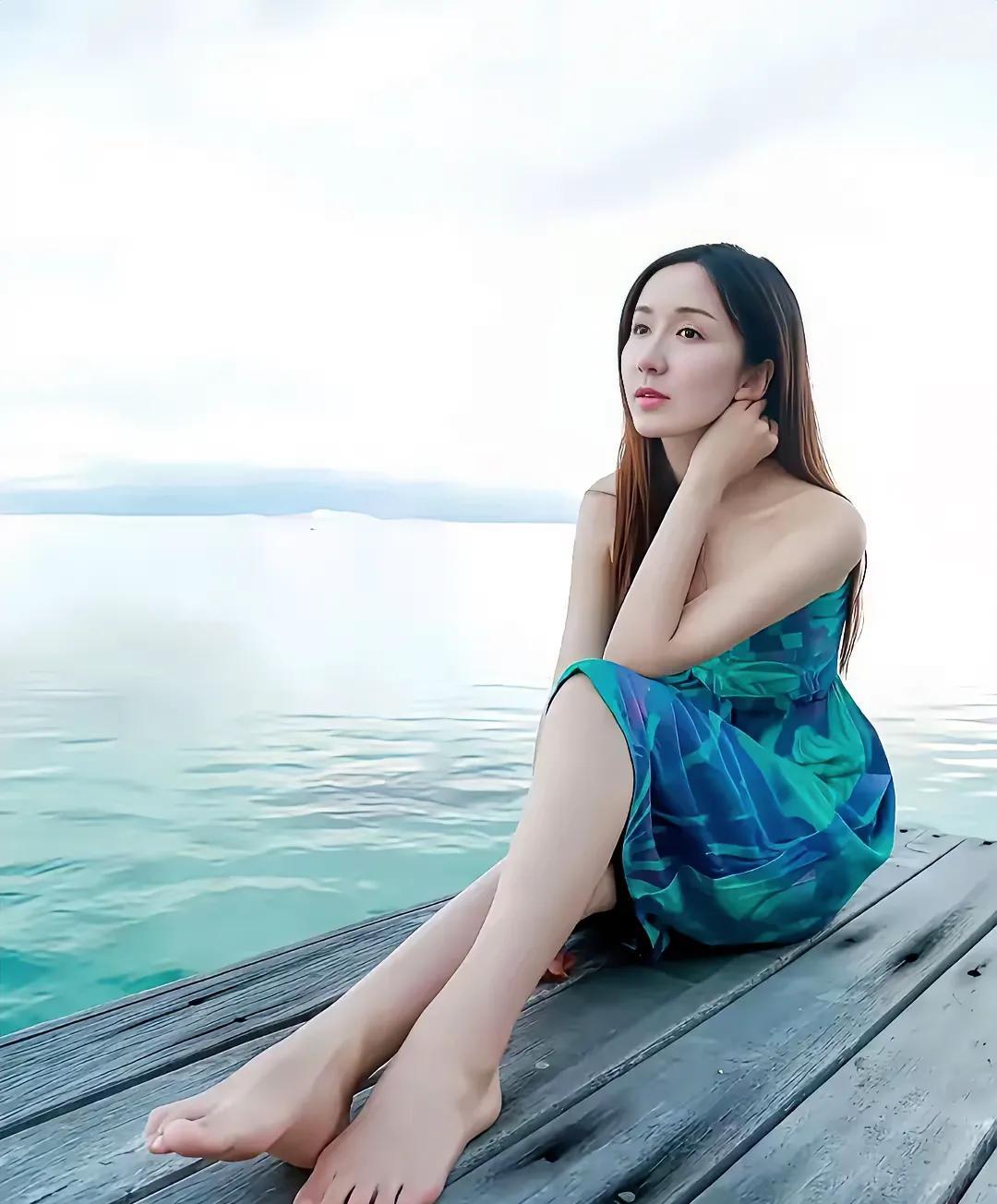 娄艺潇，168cm，光脚坐在海边，眼里若有所思，脚丫很美，就是太大了，你们看看是