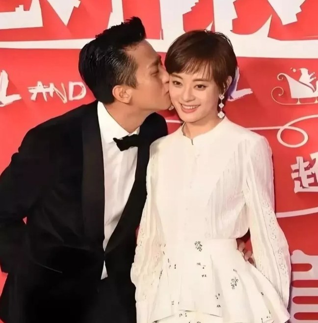 查了查孙俪老公，
她家庭幸福不是没有道理的，

　　邓超做为老公，家里重要顶粱柱