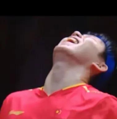 别说粉丝爱抓他俩的料，先不说打混赛时的步调一致，那种神一般的同步。就连获单打冠军