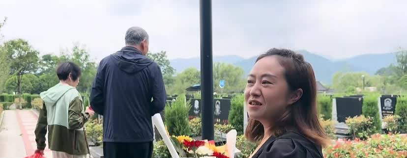 玛丽、二胖懂得感恩，去拜祭冯奶奶，在自己有能力的时候加倍回馈社会，把冯奶奶的爱传