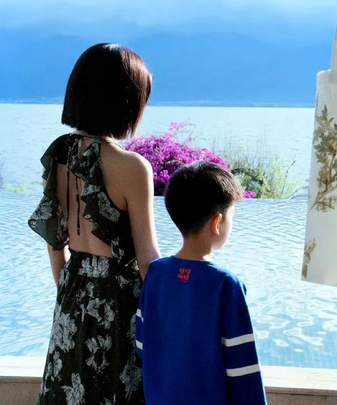 #陈妍希离婚后首庆生晒与儿子洱海背影照#
31日，陈妍希迎来与陈晓离婚后的首个生