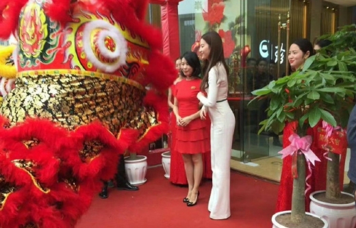 刘亦菲竟然会出现在小县城某商城。