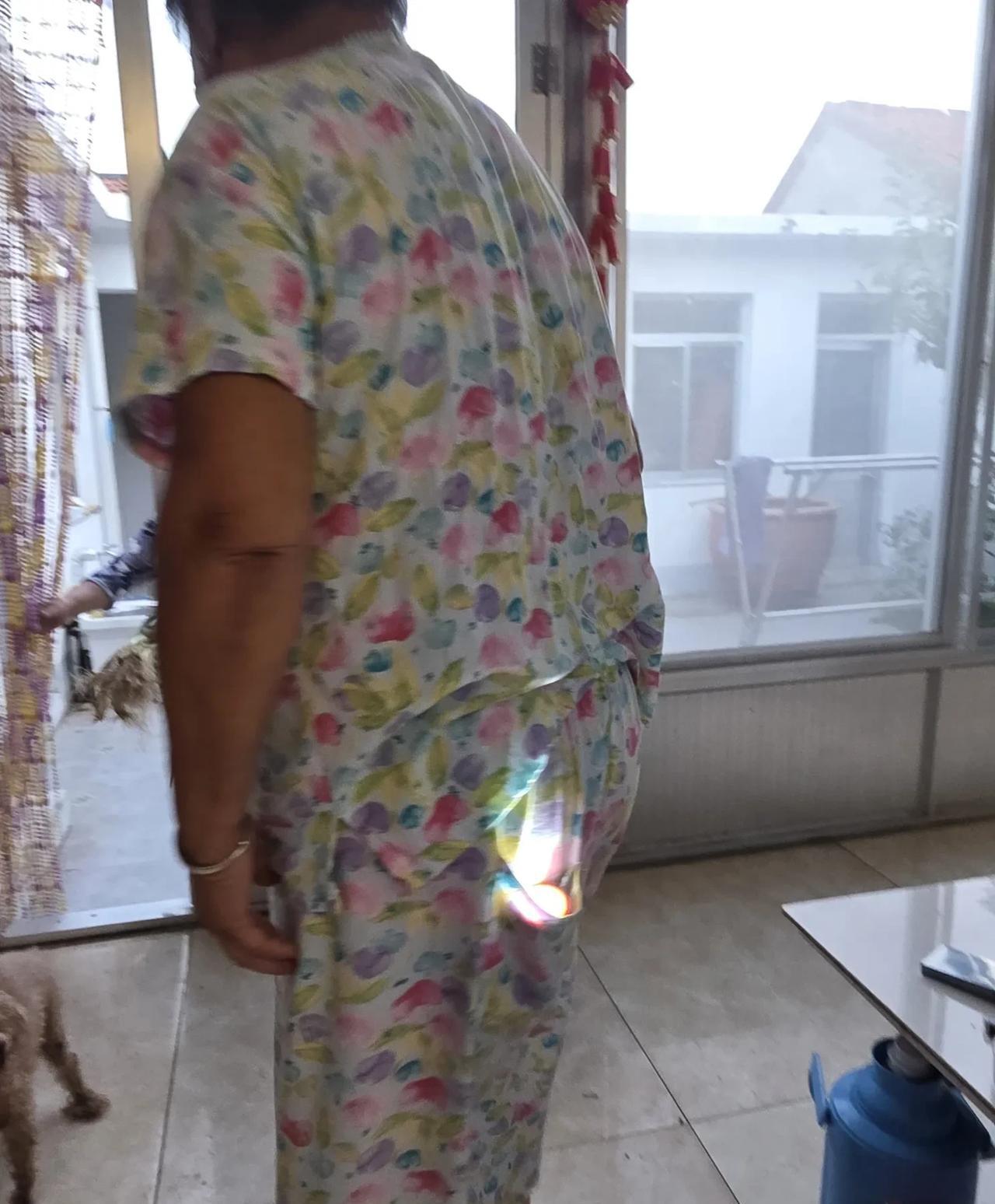 有个婶子的P股闪闪发光……
今天晚上我正准备炒菜，有个80岁的婶子来家送菜，她进