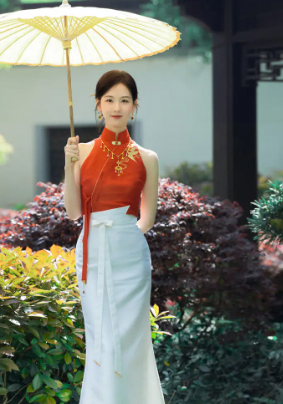 看陈都灵撑伞于亭中 新中式旗袍展优雅