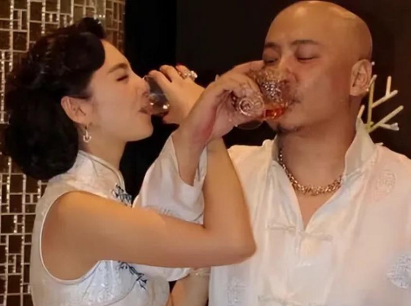 2011年，王全安全然不顾女友余男怀孕，私下约张雨绮吃饭，两人喝的有点多，为了张