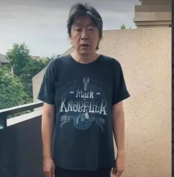 照片中的男歌手，已经很少有人能记得他了，90和00后的不认识也说不出名字。估计6