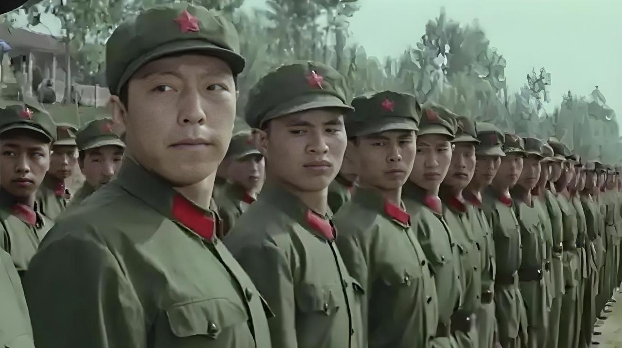 这是一部老电影的精彩瞬间，这部电影放映于四十年前。眼前的这名军人，看起来，怎么是
