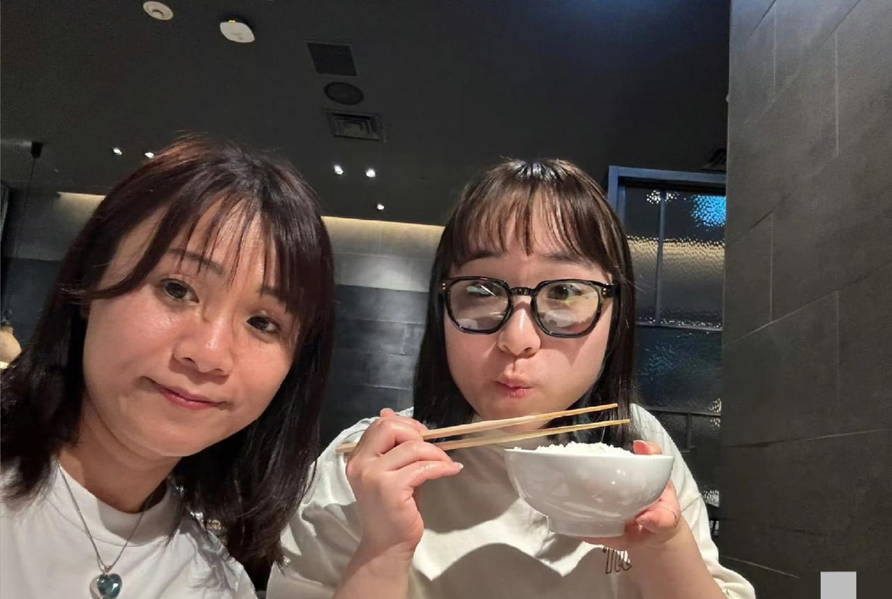 伊藤美诚和妈妈看演唱会 吃烤肉 母女俩长得好像！
6月8日，伊藤美诚的妈妈更新，