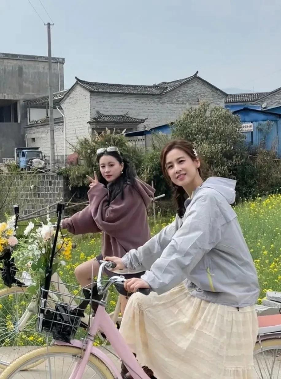 难怪曾经能和刘亦菲媲美，，即使42岁了，黄圣依状态依然不输35岁的李嘉格，甚至有