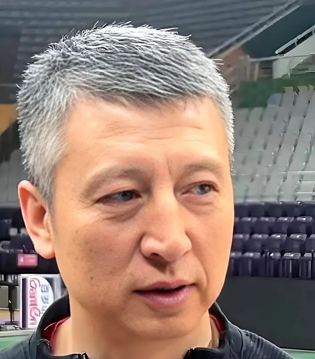 [微风]白发老叔
      老叔郭士强一辈子没有别的爱好，篮球就是他的命。
 