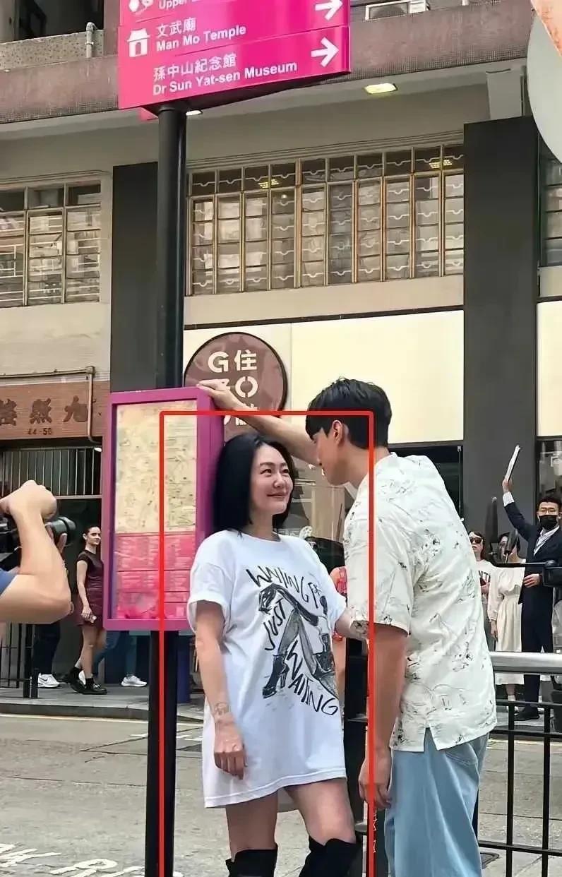 小S街拍翻车，她身材发福断崖式衰老，粗腿法令纹很重，和小鲜肉壁咚就像母子的视觉效