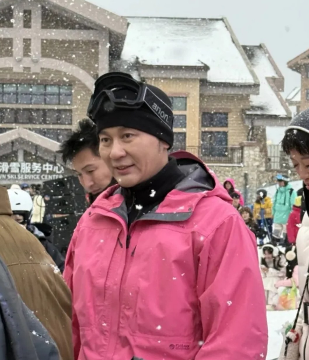 46岁的李晨在滑雪场被偶遇，照片显示他身穿粉色滑雪服、身材发福、面部浮肿、步态略