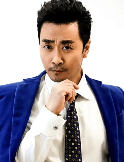 百字文：
演员黄俊鹏近日自曝接演《藏海传》的幕后原因，竟是因家中女性成员皆为肖战