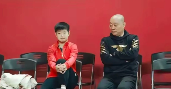 国乒放假了，孙颖莎没有休息，依旧留队备战，发球的是省队小姚。

陪着孙颖莎的是老
