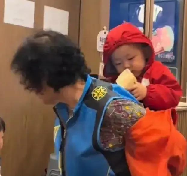 大敏老公出差，她可忙了！保姆只管老三，老大老二怎么办？



这段日子，大敏先生