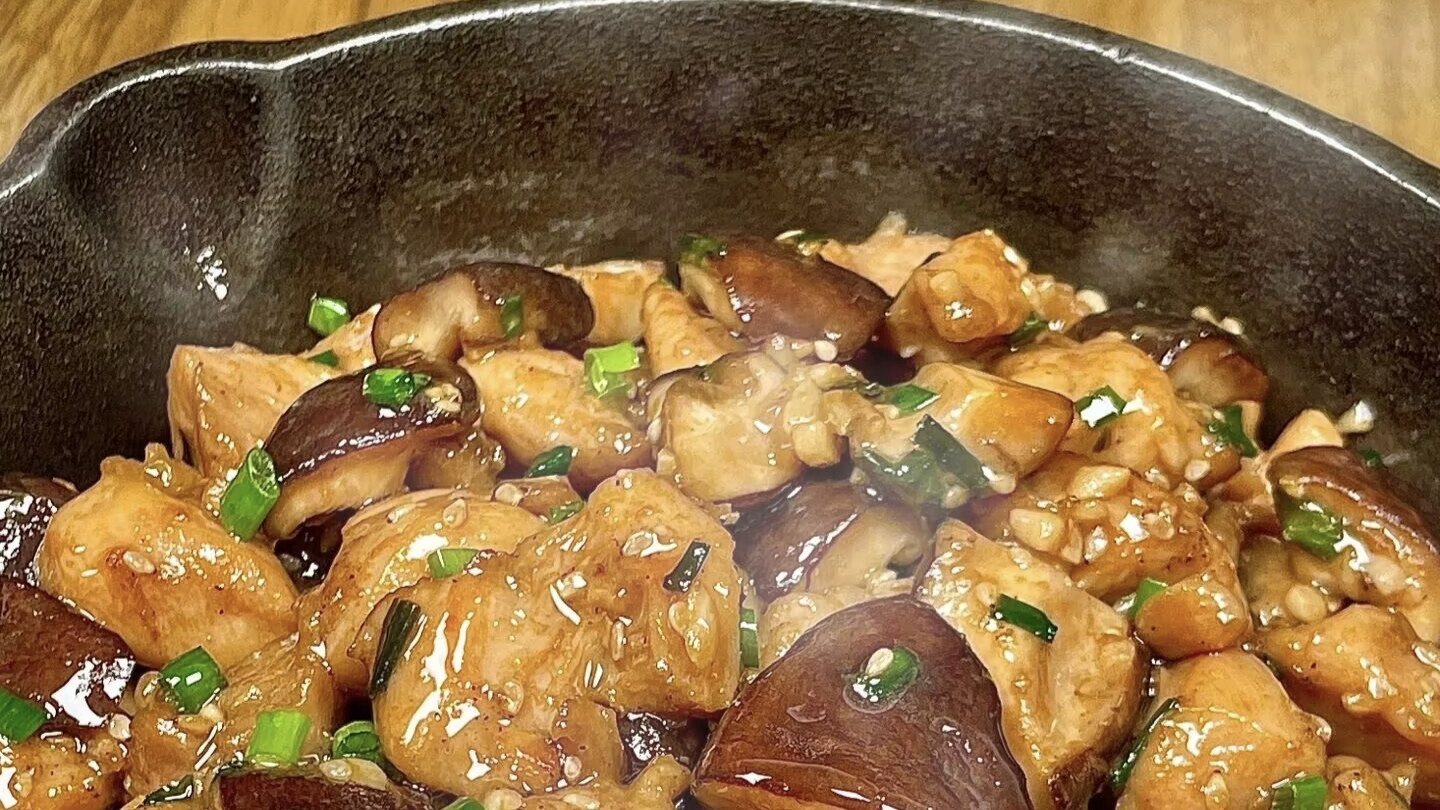 在家复刻大饭店的味道！这道香菇滑鸡，色泽红亮，鲜香得连汤汁都不剩