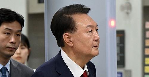 在韩国监狱只穿内裤不穿囚服就无法逮捕！尹锡悦又一次颠覆了正常人的思维！
共同民主