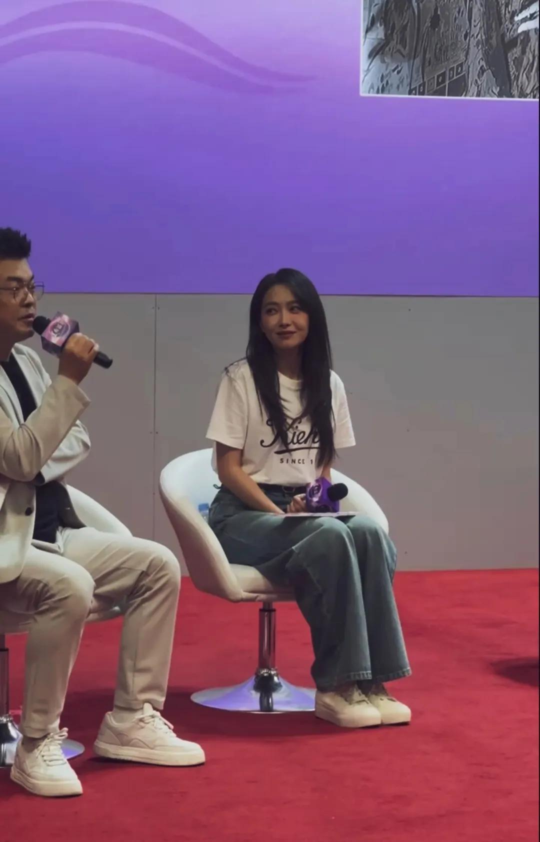 宋茜浓颜系美女，五官大大方方，坐姿规规矩矩，温温柔柔，有点社恐害羞的样子，又乖又
