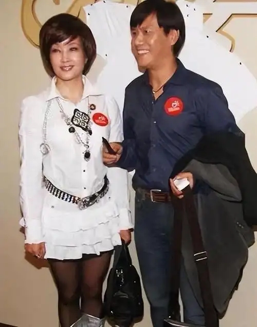 2005年，刘晓庆的三婚丈夫阿峰提出离婚，刘晓庆大吃一惊：“你不爱我了吗？”阿峰