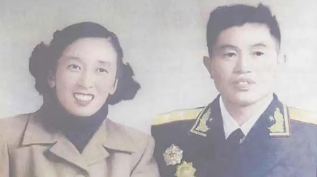 1940年，皮定均看上了女干部张烽，就让县长去说媒，张烽听说了县长的来意后，拒绝