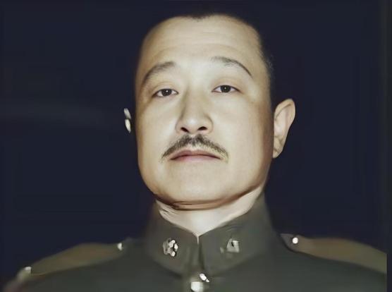 在辽沈战役中，国军东北“剿总”副总司令范汉杰被俘，后来送到功德林监狱。他带了一大