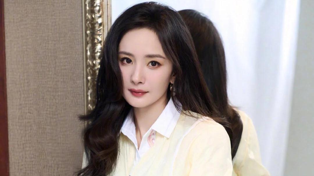 杨幂：超短裙jk穿搭写真壁纸，腿好修长，眼太深情
