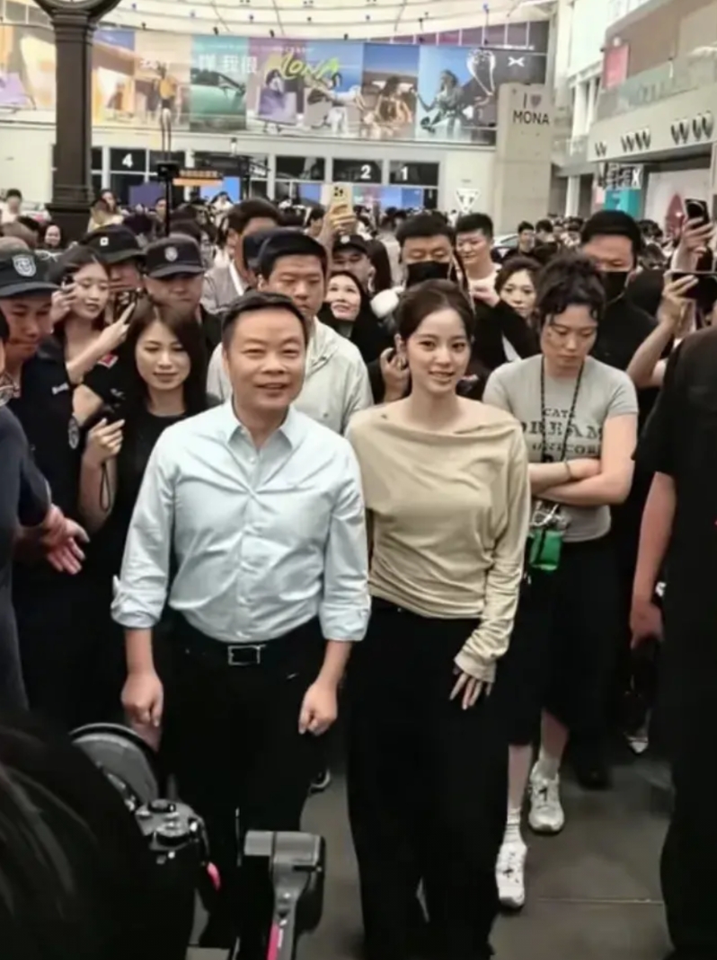 在目前国内汽车圈，有两个湖北人很厉害。没错，一个是雷军，一个是何小鹏。

雷军既
