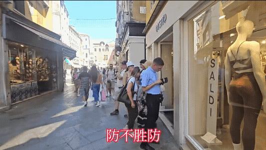 8月14日，参加新加坡世锦赛的意大利女子50米蛙泳季军和她的队友在新加坡机场免税