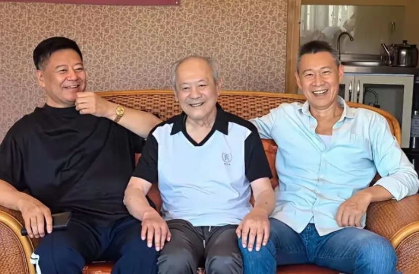 这张照片能认出两个人，就证明你已经老了。