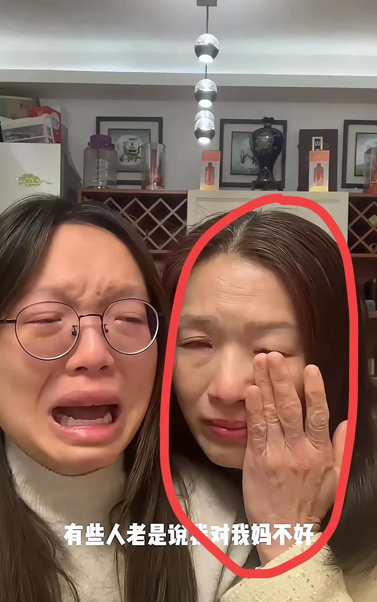 兼职？妈妈两份工作啊？跟儿子浩南一个样？
儿子兼职是努力生存，妈妈兼职是锻炼身