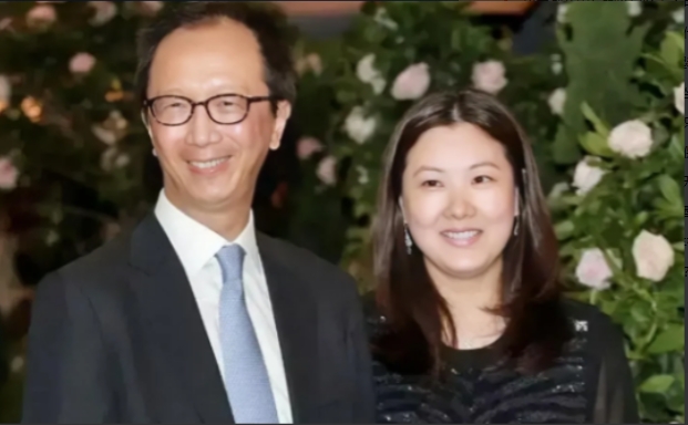 2001年，陈慧珊主动放弃相伴13年的丈夫，试图借此赢得梁锦松的青睐，期待嫁入豪