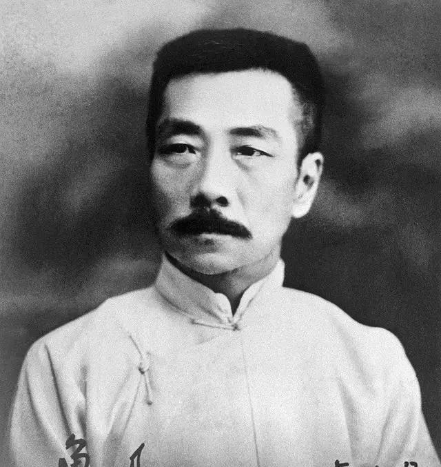 1930年，上海一家书店在付给鲁迅稿费时，鲁迅发现稿费有误便写信询问，报社回复：