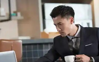 名校毕业男子被裁员，老板送给他一个文件袋，以为是钱，打开后流下眼泪