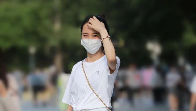 时尚街拍：简约随性的极致演绎