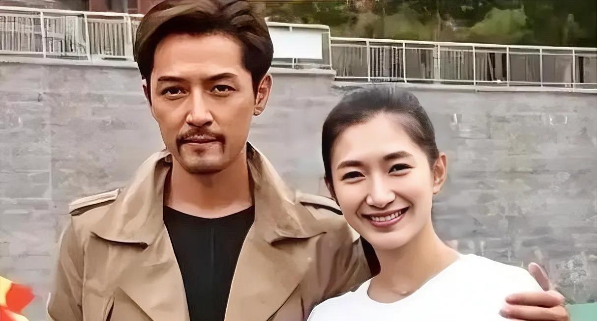 劲爆消息！胡歌妻子二胎产子，娱乐圈又添一桩喜事！据知情人士透露，胡歌妻子于近日顺