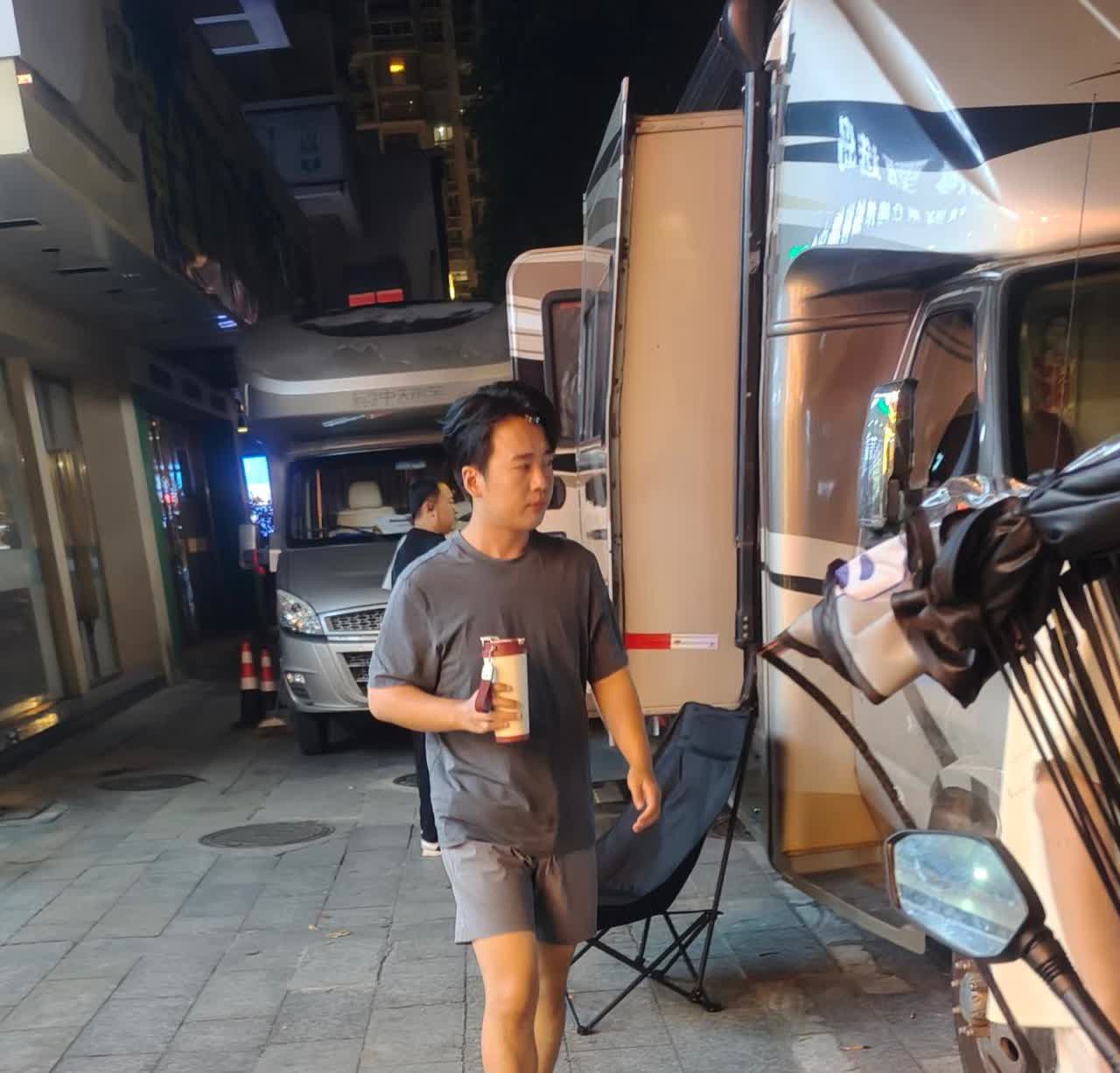网友在福建偶遇郭麒麟！
感觉郭麒麟又瘦了许多，回到了帅气的状态，仔细看他和郭德