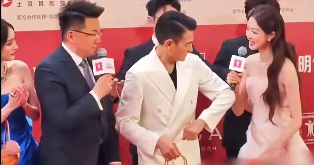 哈哈！给天王来个“尴尬”！
这次上海红毯上，刘德华做梦也没有想到，居然有人对他不