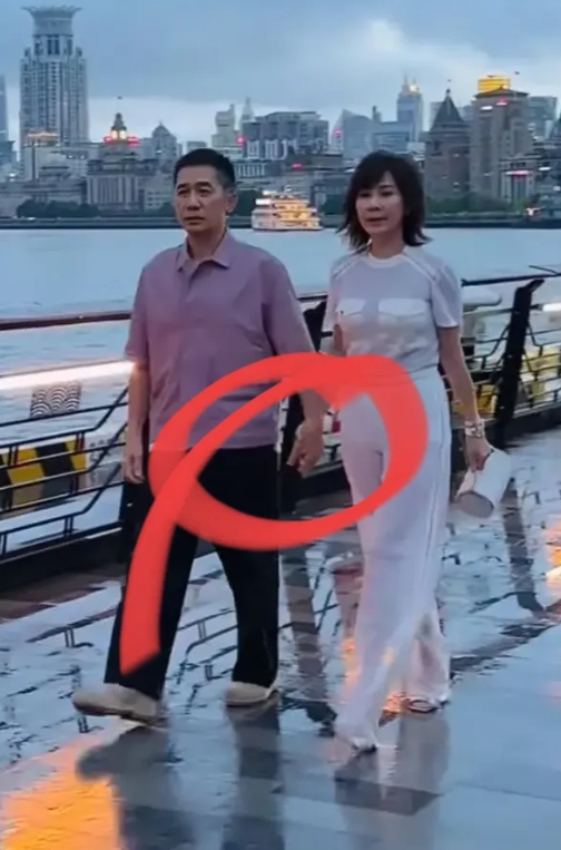 老夫老妻还能十指紧扣太暖心了！特别是梁朝伟憨憨的还有点萌呆，我又相信爱情了，相敬