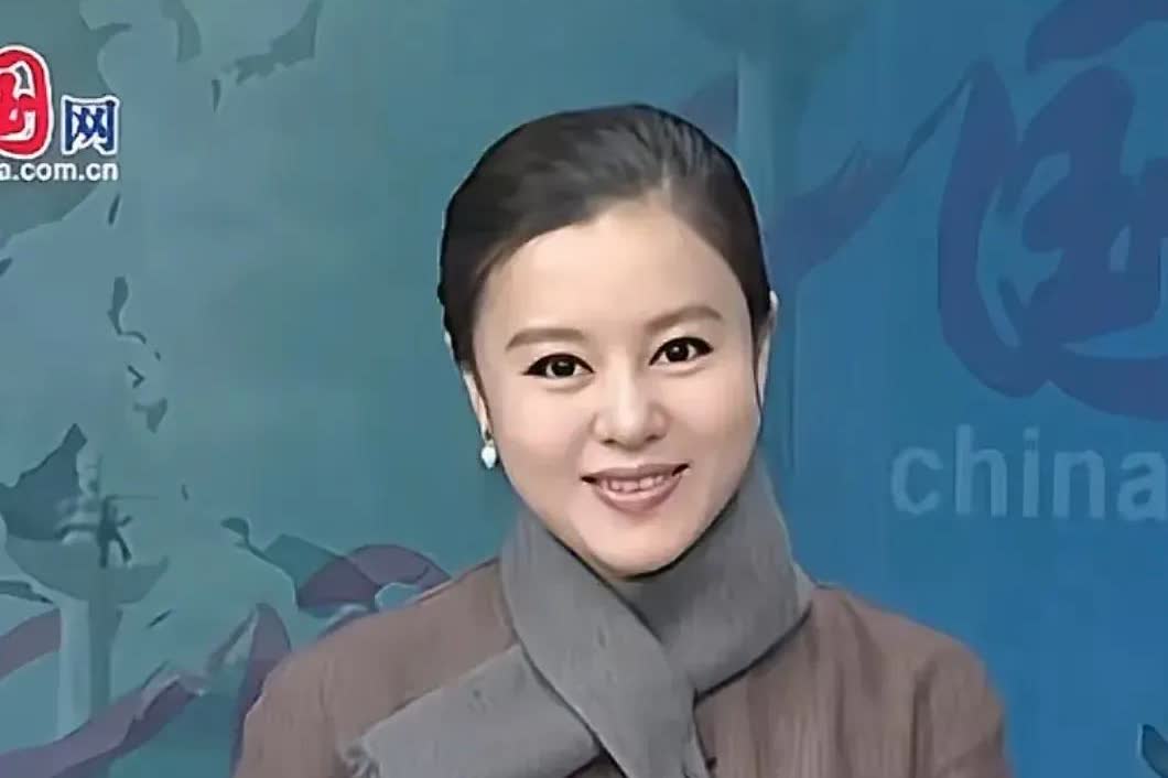说真的，看到早年的于文红，我愣住了。
那时候的她，穿得不算时髦，可一颦一笑，端