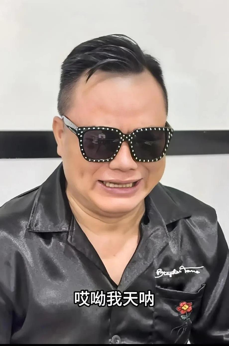 宝马一个劲地喊“哎哟，我的天呐。”“过分了，过分了！”宝马把头点的像鸡啄米。不知