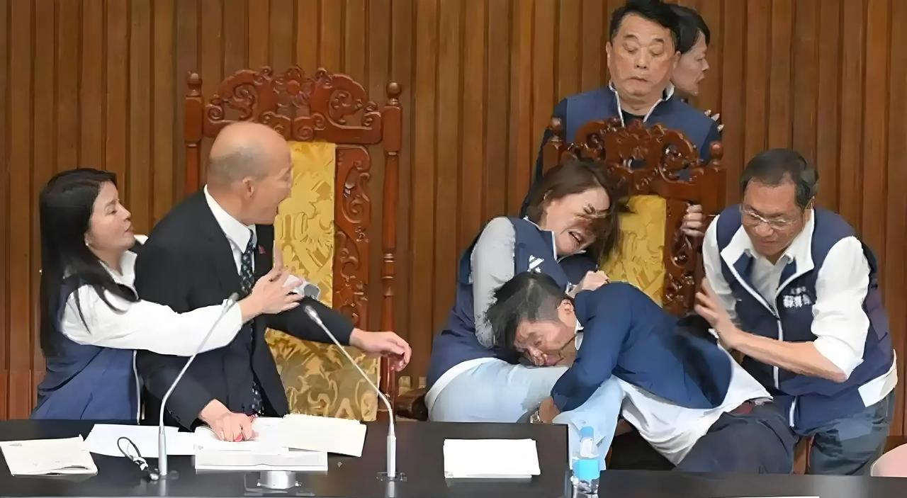 台湾省当局是软硬不吃，一意孤行，不能客气了。
近日，台湾省当局多部门与我们对着干