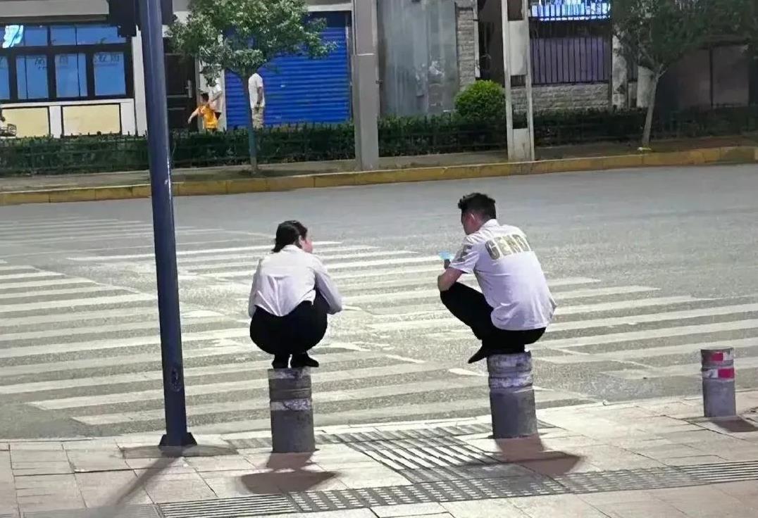 狠人狠事
   你见过的狠人做过什么狠事呢？我有个同学，有一回脖子上长了个鸡蛋般