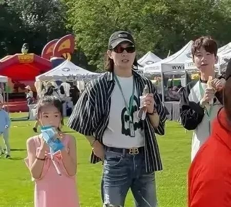 戚薇女儿Lucky长得越来越像爸











不敢相信，戚薇的女儿Lu