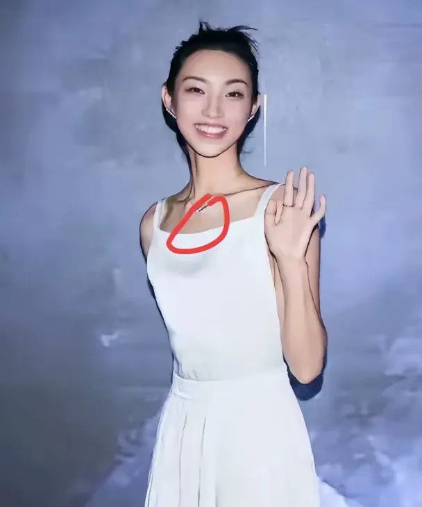 全網最後悔的人不是那爾那茜，是她父親。  
他怎麼也沒料到女兒會在採訪時，那麼輕