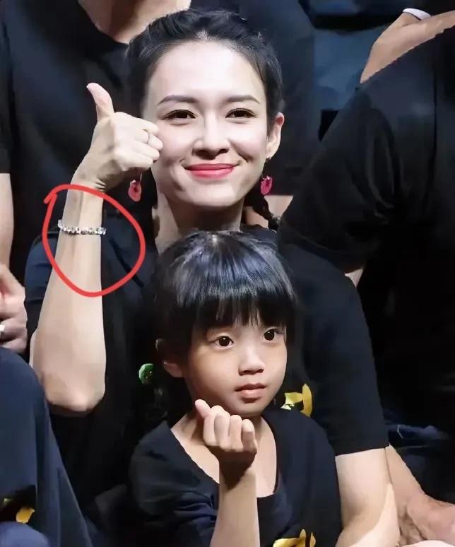 我问我妈，
章子怡那么爱女儿，为什么离婚只要儿子？
我妈白了我一眼说，你太不了解